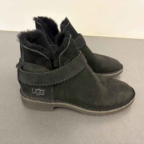 UGG MCKAY BLACK SUEDE ANKLE STRAP WOMEN'S BOOTS SIZE US 7 - Picture 6 of 15
